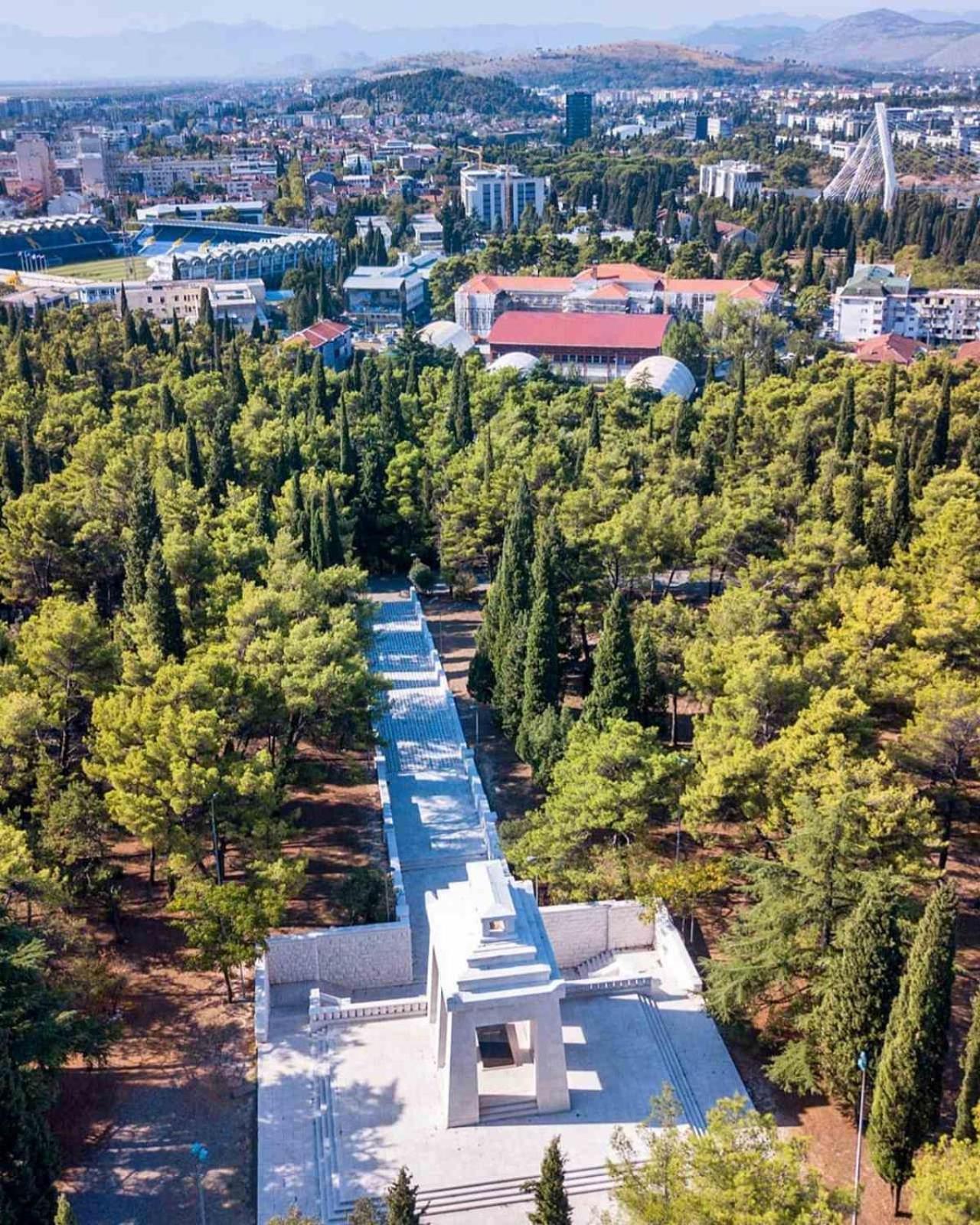 Gallery Apartment Podgorica Buitenkant foto